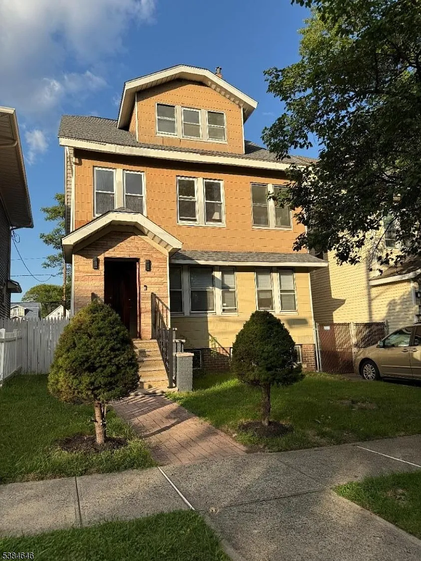 4 bed, 1.0 bath, $2,800 — Photo 1