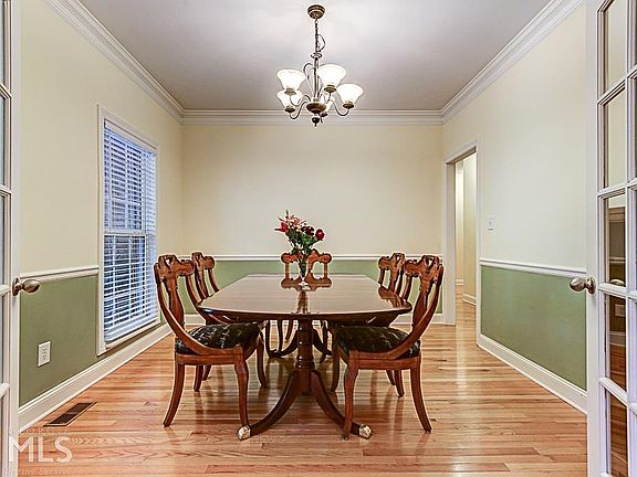 5th image of 70 Walton Place Dr