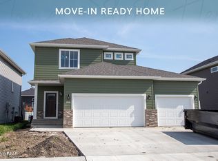 950 David Dr, Grand Forks, ND 58201