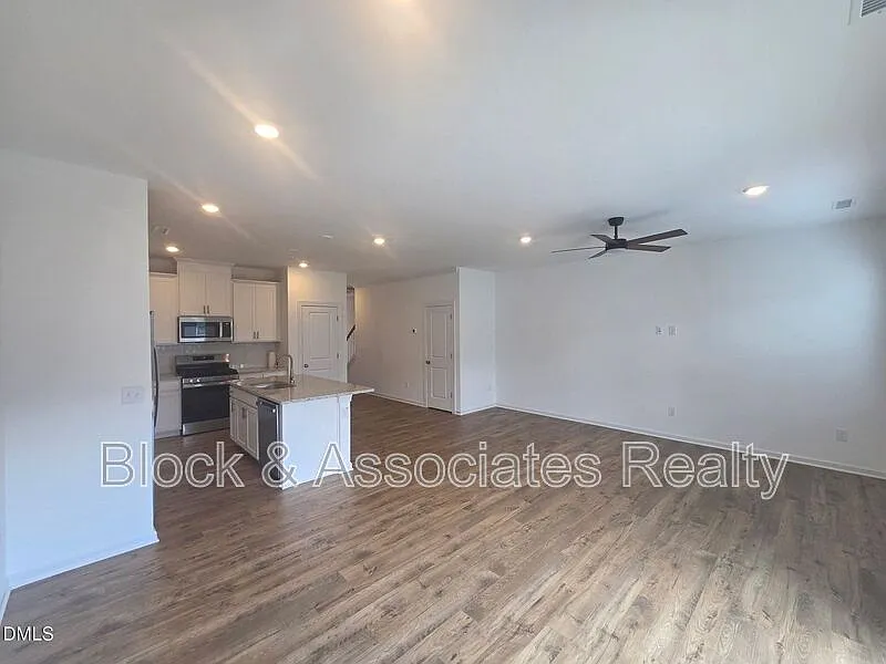 3 bed, 2.5 bath, $2,300 — Photo 4