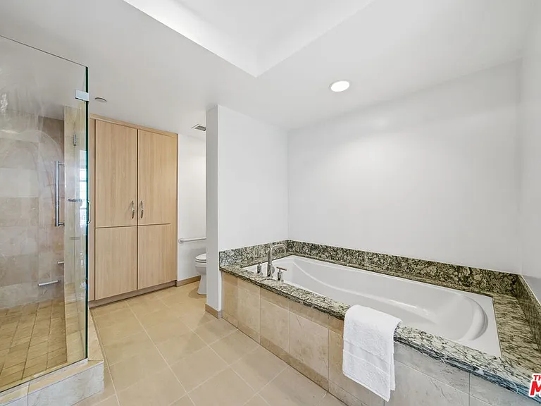 13650 Marina Pointe Dr #1603 — Photo 35