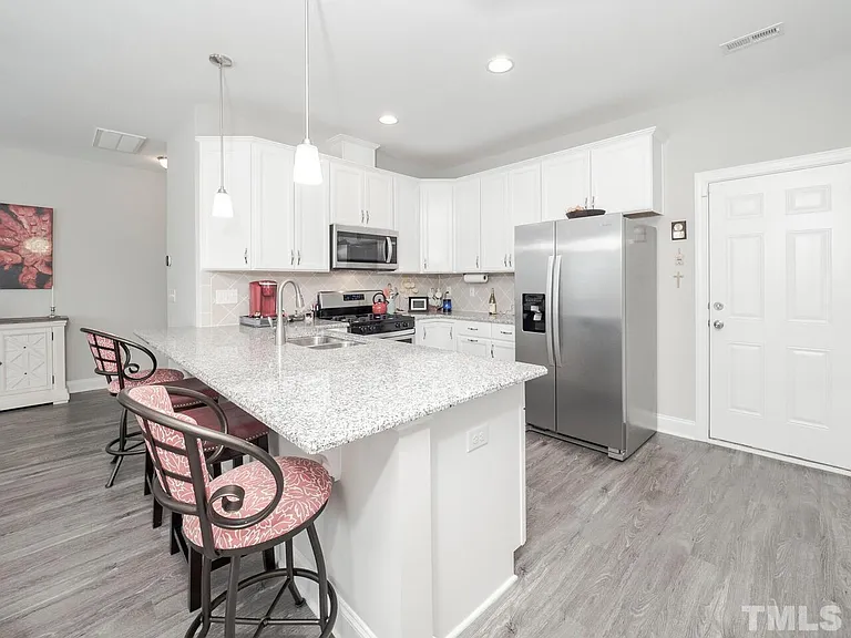 560 Barneswyck Dr — Photo 7