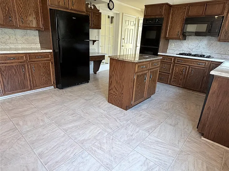 216 Maple Ave — Photo 6