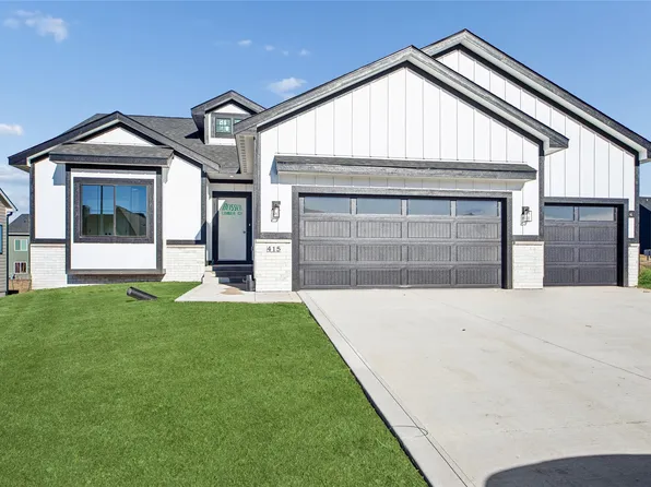 415 NW Red Oak Ct, Waukee, IA 50263