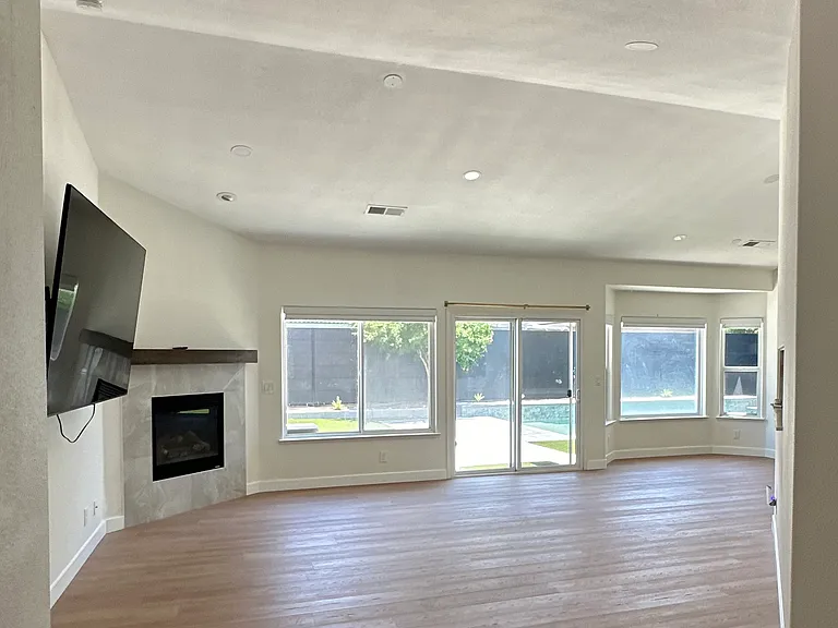 1555 Taylor Ln — Photo 26