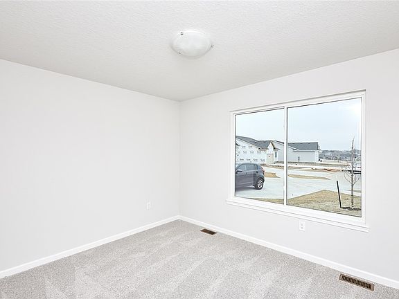 4th image of 915 Tuscany Dr SE