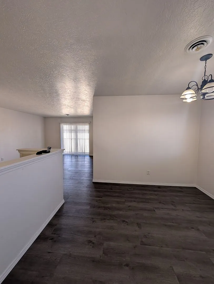 319 Lenore St — Photo 1