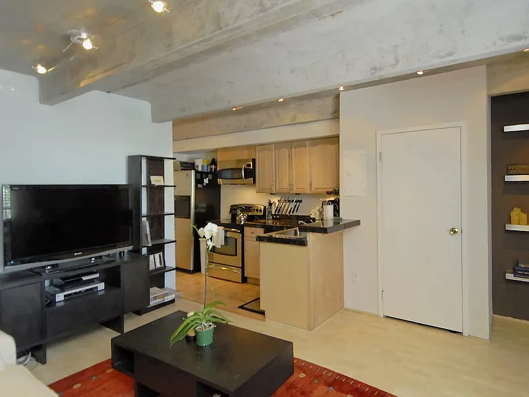 590 N Logan St — Photo 7