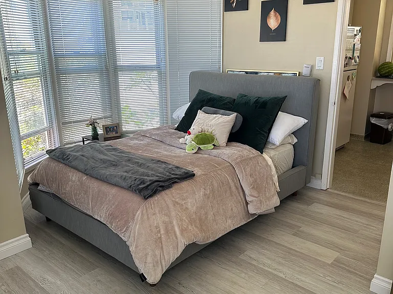 Enlarged area right outside kitchen idea for bed location
