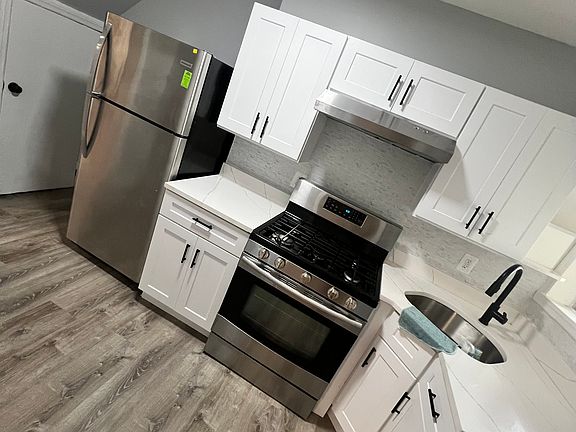 4th image of 829 Sylvan St