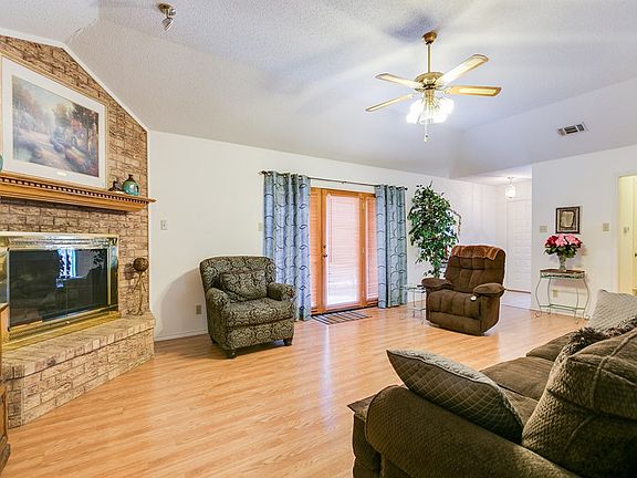4th image of 4130 Laurel Oak Dr