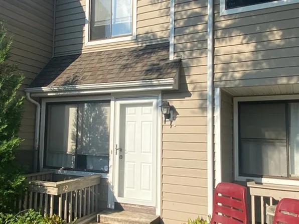 42 Peddlers Dr, Branford, CT 06405