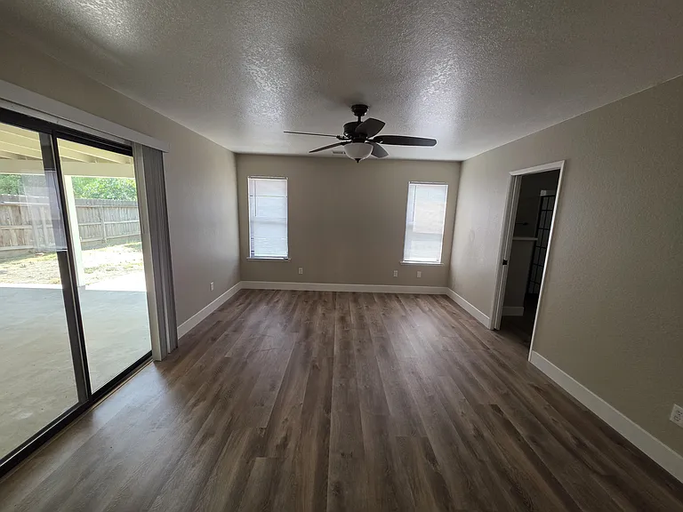 4027 W Tulare Ave — Photo 12