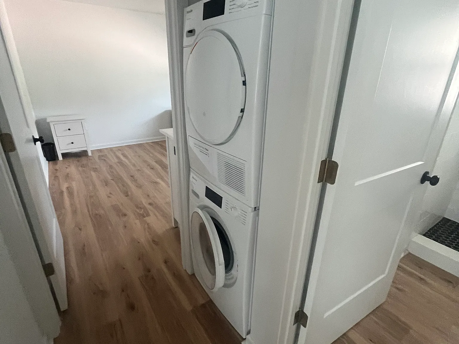 1 bed, 900 sqft, $2,100 — Photo 3