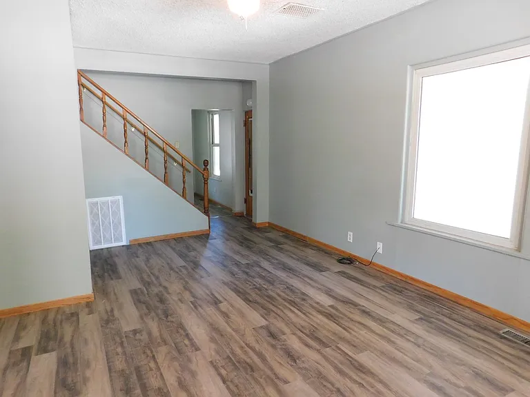 113 S Oak St — Photo 7