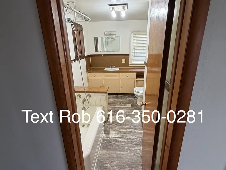 850 Houseman Ave NE #B — Photo 15