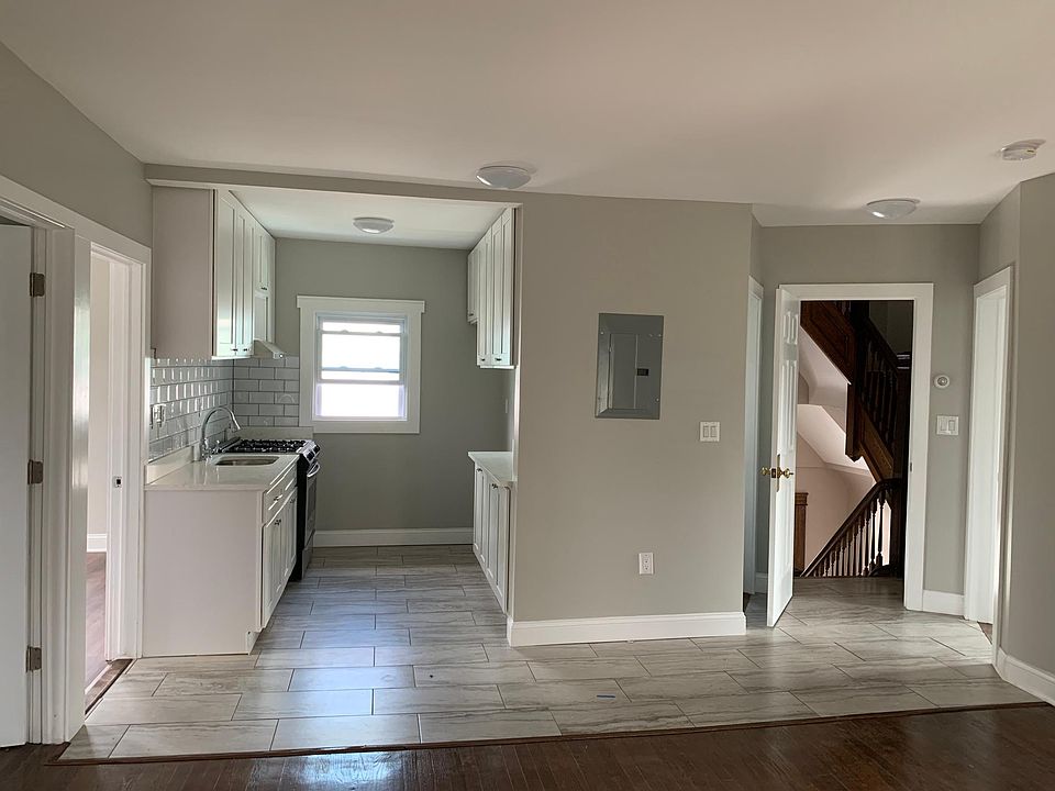 View of entrance and kitchen