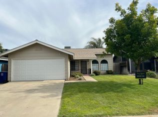 260 Meadow Ln, Kingsburg, CA 93631