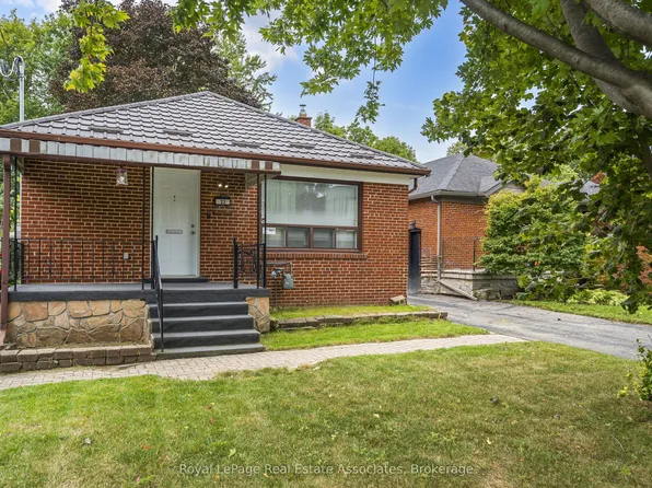 22 Maple Ave N, Mississauga, ON L5H 2S1