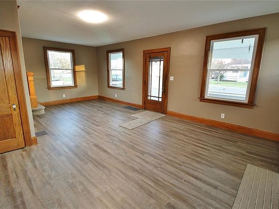 3rd image of 1093 Beverly Ave