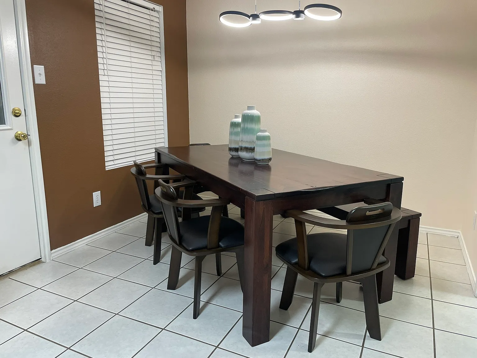 4 bed, 2.5 bath, 2275 sqft, $4,900 — Photo 4