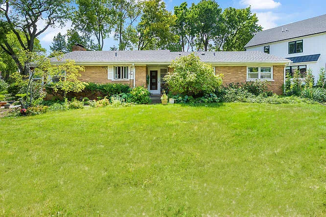 4704 Elm St photo 1