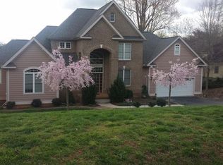 460 Peaks View Dr, Moneta, VA 24121