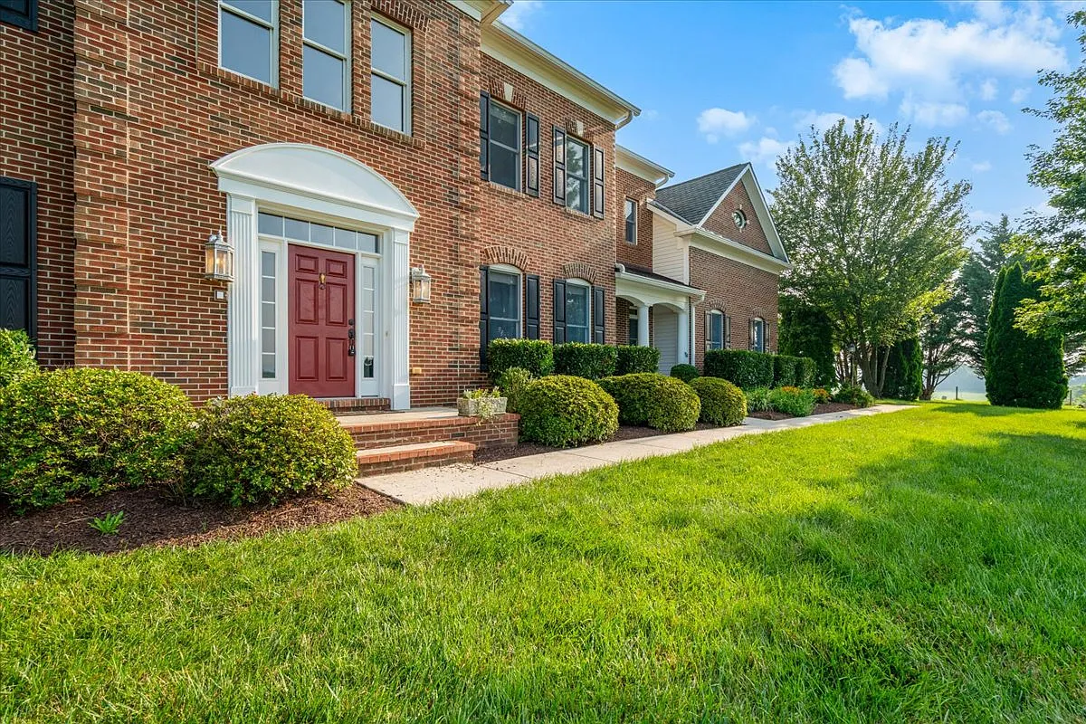 4 bed, 3.5 bath, 4745 sqft, $4,600 — Photo 3