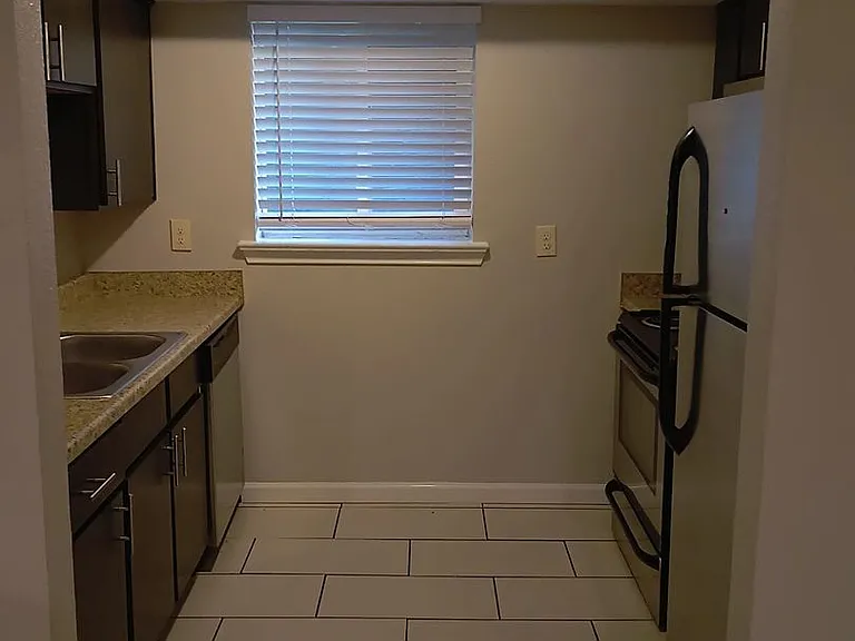 Reiger Park Apartments — Photo 32