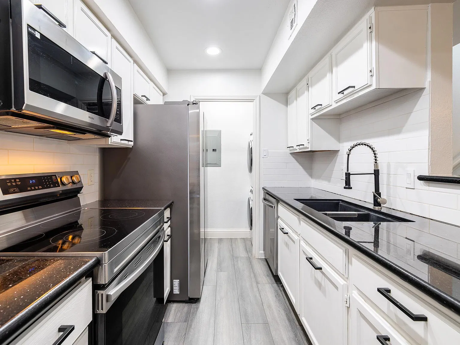 1 bed, 1.5 bath, 946 sqft, $1,200 — Photo 1