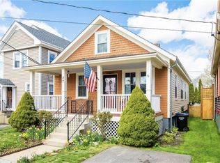 27 Peckham Ave, Newport, RI 02840