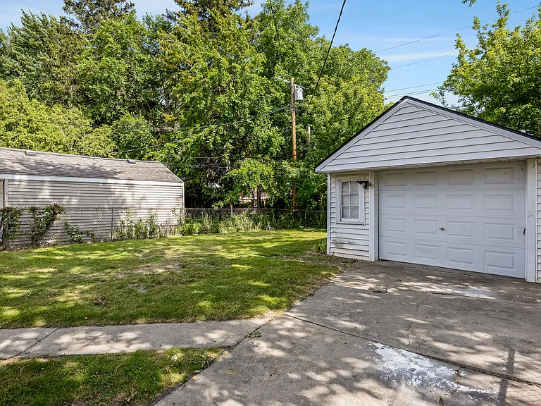 15630 Sprenger Ave — Photo 21