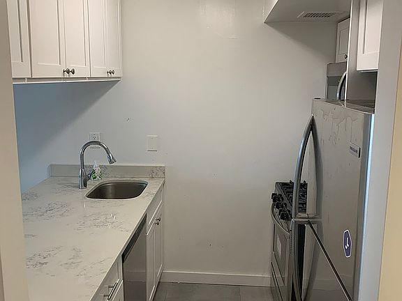 4th image of 1 Irving Pl APT P8r