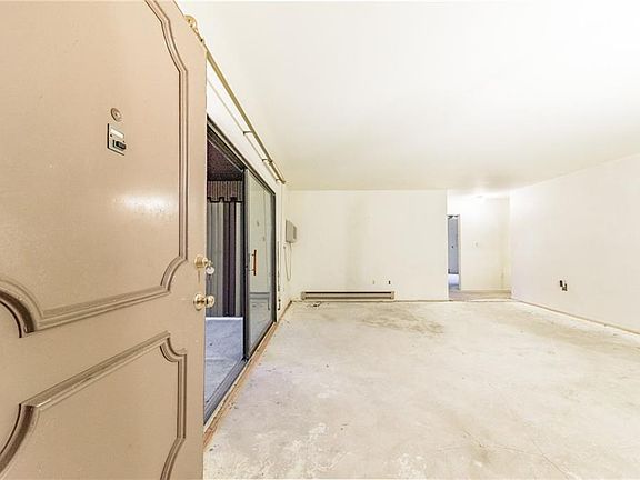 3rd image of 142 Lexington Ct