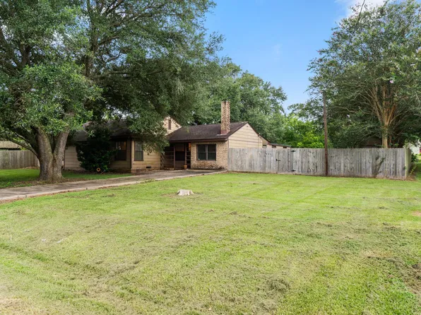 3706 College St, Damon, TX 77430