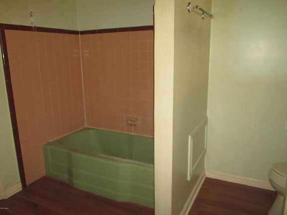 5th image of 415 Golf Blvd