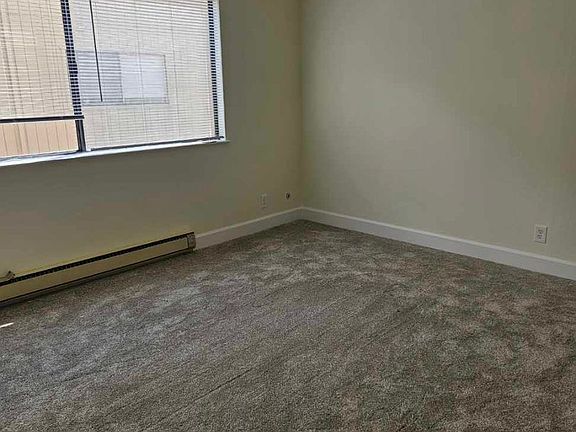 4th image of 984 Kiely Blvd Unit B