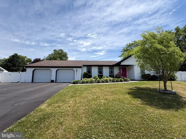 1098 Hillview Ln, Hershey, PA 17033