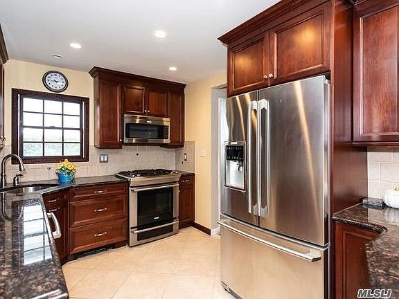 5th image of 308 Roslyn Ave