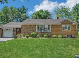 86 Willowbrook Ct, Paramus, NJ 07652