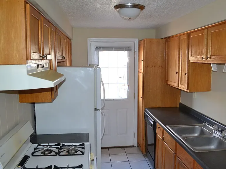 1827 Parkdale Dr — Photo 2