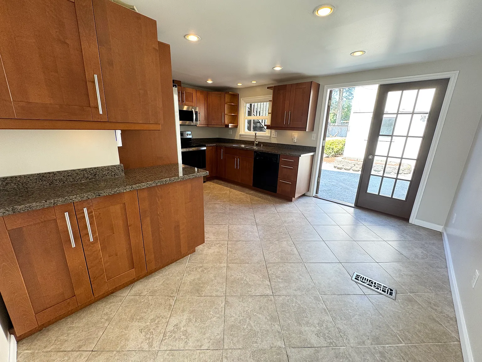 3 bed, 1360 sqft, $3,395 — Photo 4