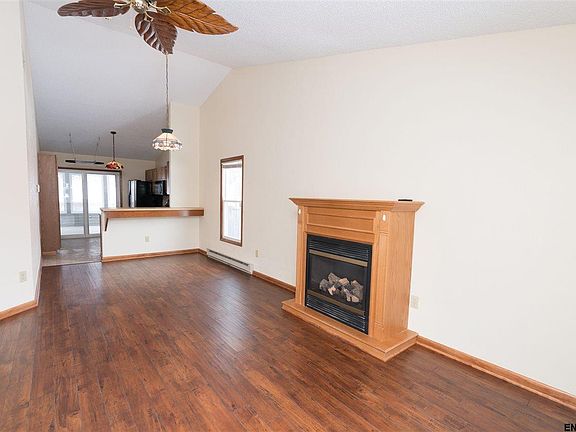 4th image of 18 Lexington Dr