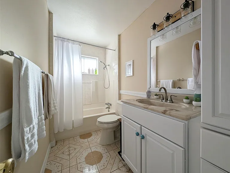 3215 Royal Oaks Dr — Photo 18