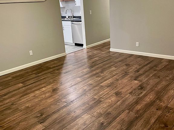 Entrance to kitchen and hallway to the bedrooms and bathroom.