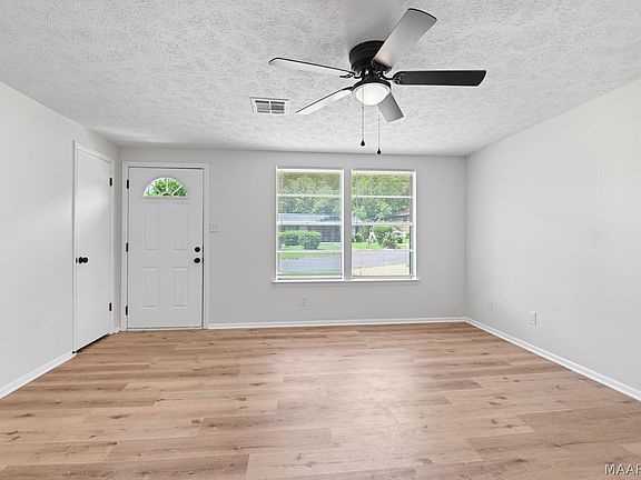 3rd image of 104 White Oak Dr