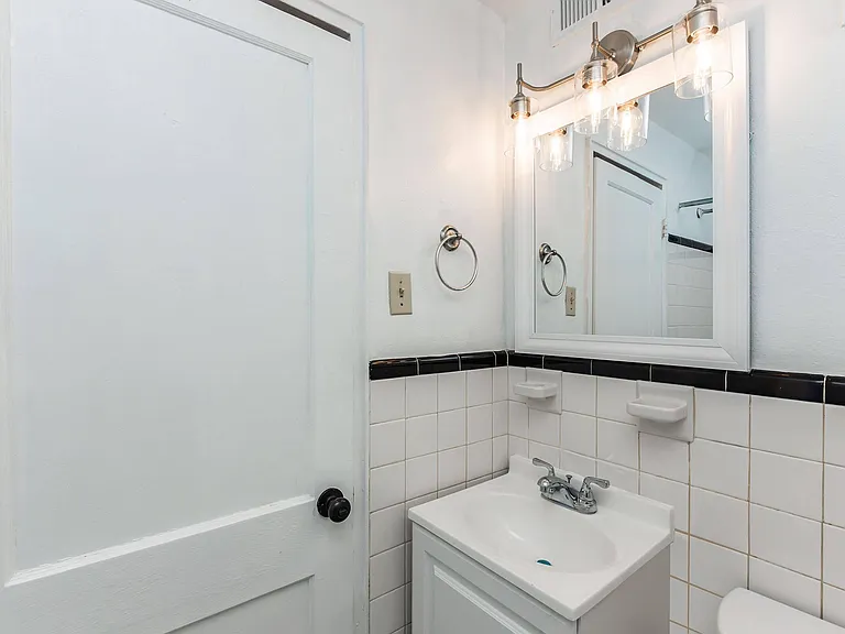 Grandin Village Apartments — Photo 7