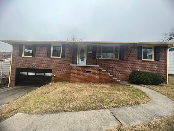 4th image of 3006 Woodbine Ave