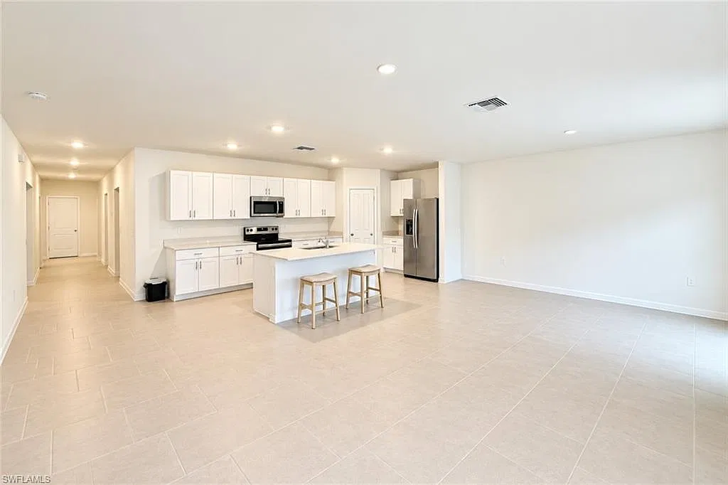 4 bed, 2.0 bath, 2176 sqft, $2,300 — Photo 4