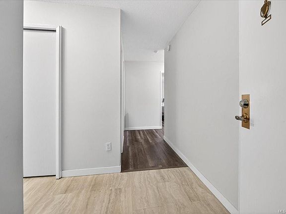 2nd image of 1000 Esquimalt Rd #302